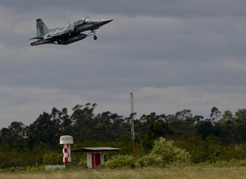 Decolagens constantes são apontadas por moradores do bairro Nossa Senhora das Graças na Base Aérea de Canoas (Baco) | abc+