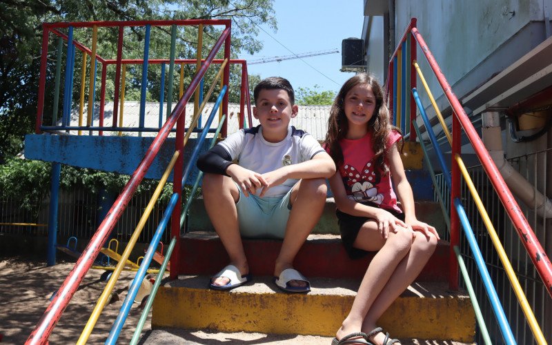 Os gêmeos Henrique e Alexandra se divertiram no último dia de aula da Emeb Nilo Peçanha