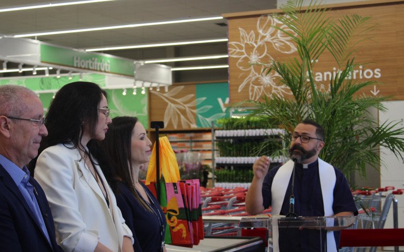 O padre Diego Jobim Garcia deu a benção ao novo empreendimento no bairro Estância Velha | abc+
