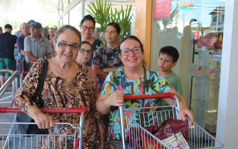 Leda de Lima e Janete Barbosa eram as primeiras clientes na porta do Rissul nesta quinta-feira (18) | abc+
