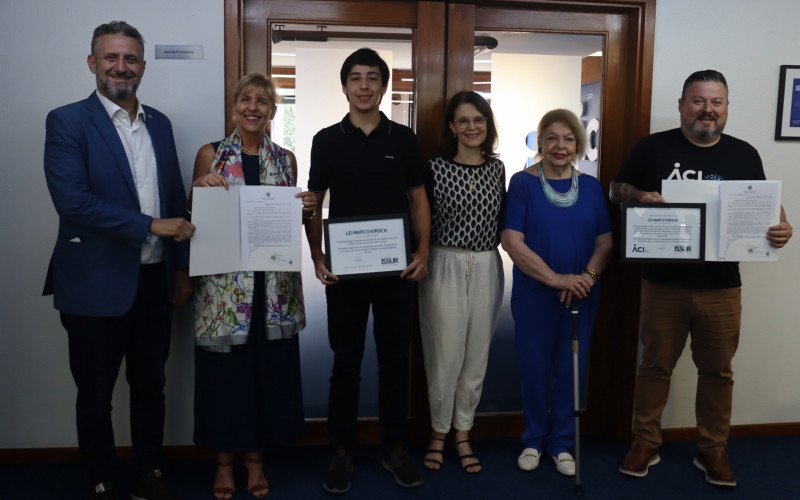 Deputado Issur Koch, irmã do Marco, Cristina; filho do Marco, Daniel; esposa do Marco, Denise; mãe do Marco, Lia; diretor da ACI, Fauston Saraiva | abc+