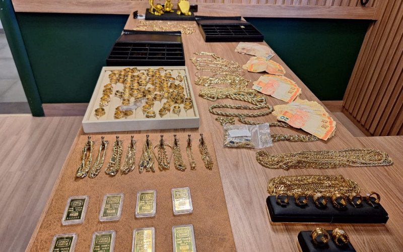Joias e barras de ouro são apreendidas em operação no Centro de São Leopoldo