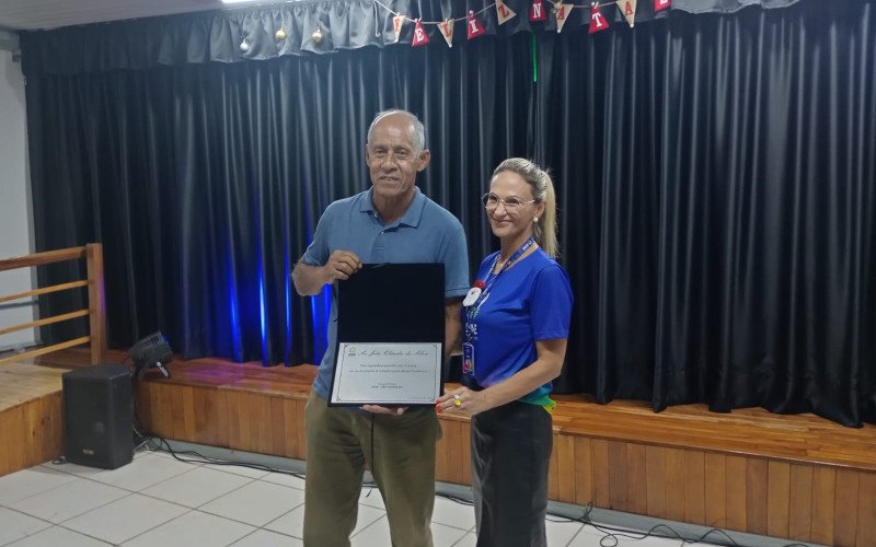 O presidente da Apae João Claudio da Silva foi homenageado com placa entregue por Raquel Dickel