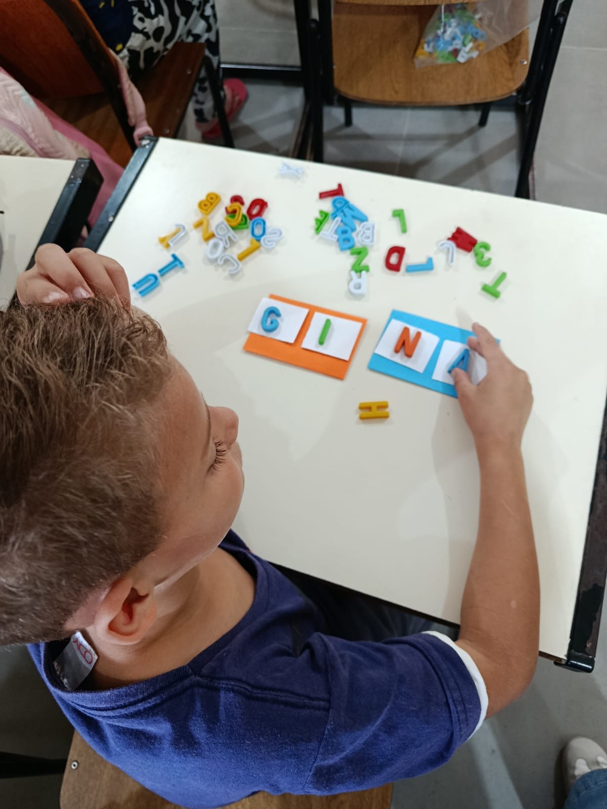 Aprender as letras, as sílabas e as palavras fazem parte do projeto Colmeia | abc+