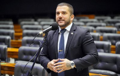 Quem é Carlos Jordy, alvo de operação da PF por suspeita de desvios na cota parlamentar