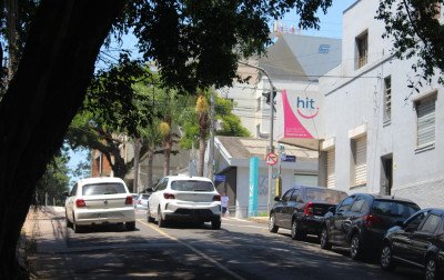 Motoristas desrespeitam sinalização e transformam pista de mão dupla em faixa única, em Canoas