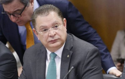 Quem é Sóstenes Cavalcante, alvo de operação da PF por suspeita de desvios na cota parlamentar