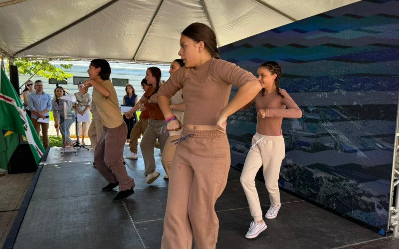 Apresentação de dança alusivo às enchentes de 2024