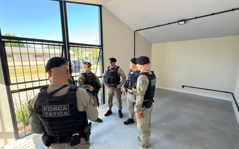 Policiais conferindo seu novo quartel
