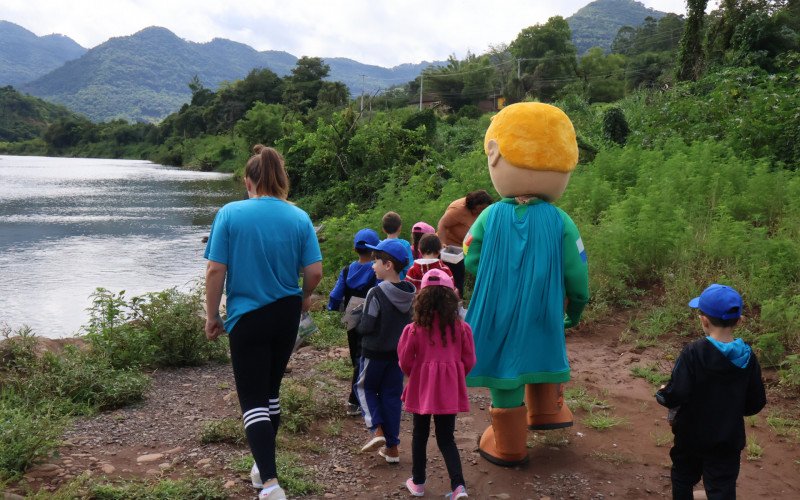 Alunos de Nova Petrópolis plantam árvores para recuperar a mata ciliar