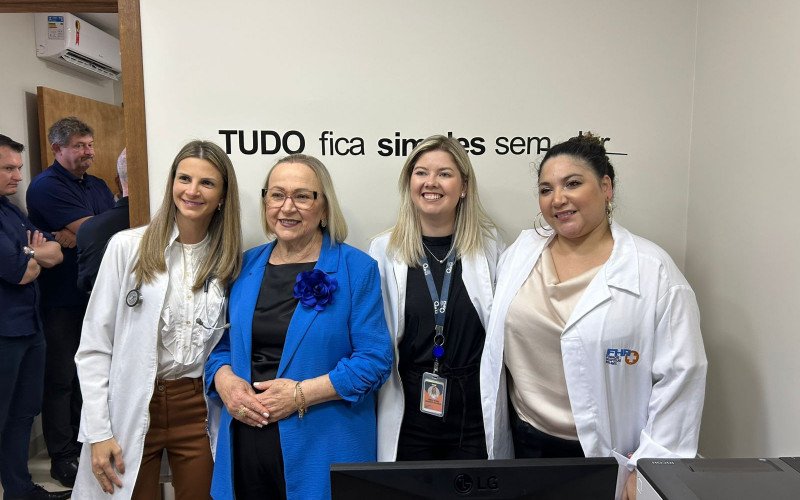 Arita Bergmann ao lado das idealizadoras do ambulatório | abc+