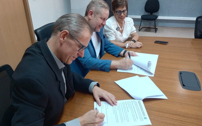 A assinatura do documento foi conduzida pela presidente da Câmara, a vereadora Iara Cardoso, e contou com a presença do prefeito Heliomar Franco, e do diretor geral do Iaps, Luís Kroeff,