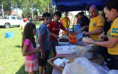 Com muito cachorro-quente e diversão, festa de Natal solidária anima a criançada no Mathias Velho