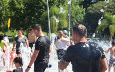 Famílias aproveitaram o chafariz do Parcão Sady Arnildo Schmidt, em Campo Bom, para se refrescar do calor