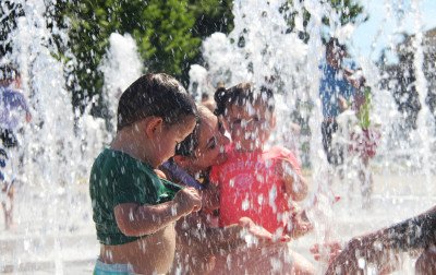 VÍDEO: Diversão em família e jatos d’água aliviam o calor intenso no último dia da primavera