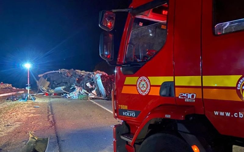 Acidente com micro-ônibus de Constanina e caminhão deixou 5 mortos em Carazinho, na BR-386