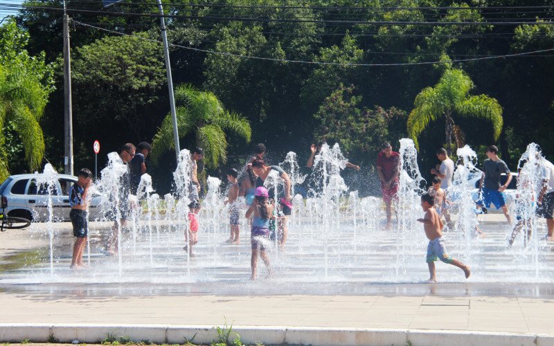 Famílias aproveitaram o chafariz do Parcão Sady Arnildo Schmidt, em Campo Bom, para se refrescar do calor