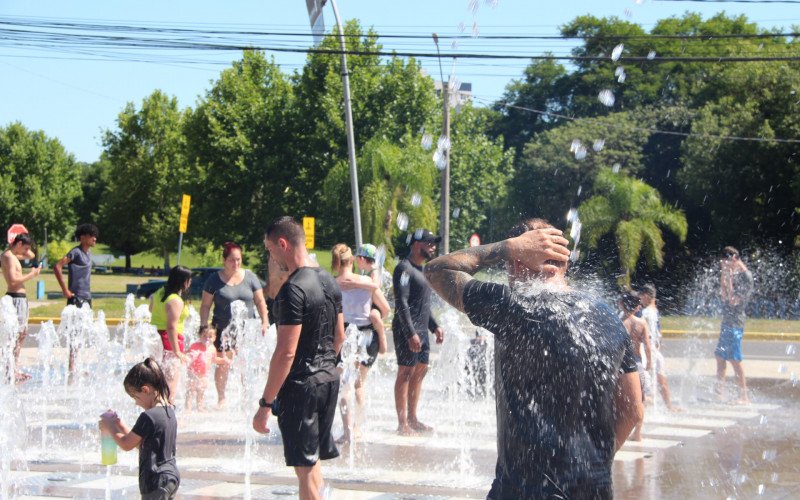Famílias aproveitaram o chafariz do Parcão Sady Arnildo Schmidt, em Campo Bom, para se refrescar do calor