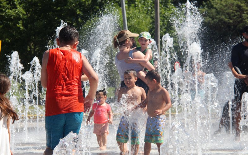 Famílias aproveitaram o chafariz do Parcão Sady Arnildo Schmidt, em Campo Bom, para se refrescar do calor