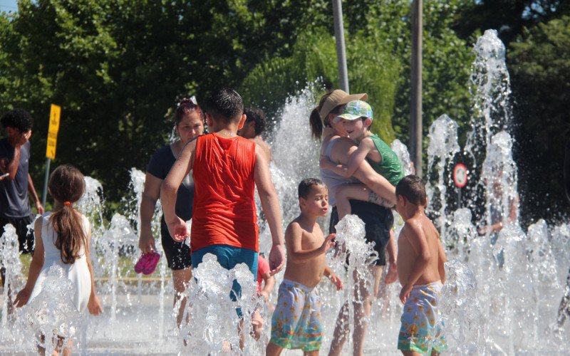 Famílias aproveitaram o chafariz do Parcão Sady Arnildo Schmidt, em Campo Bom, para se refrescar do calor | abc+