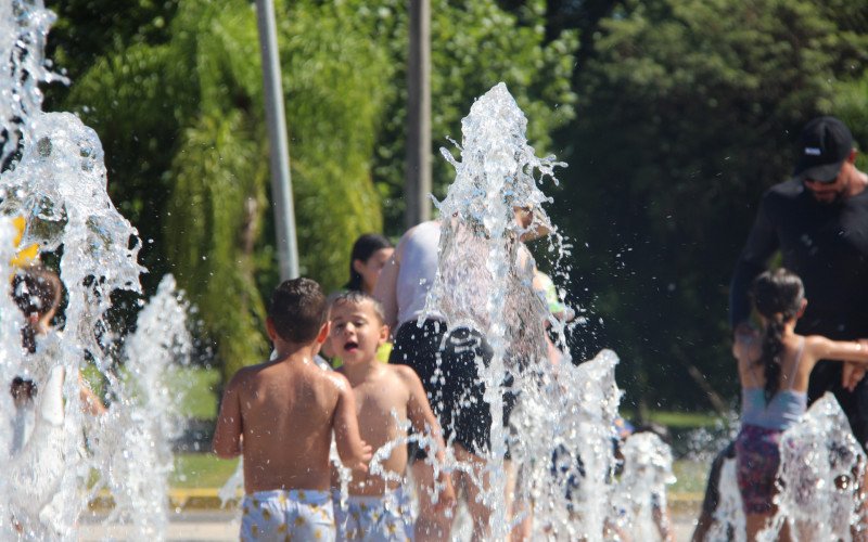 Famílias aproveitaram o chafariz do Parcão Sady Arnildo Schmidt, em Campo Bom, para se refrescar do calor