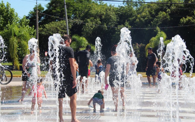 Famílias aproveitaram o chafariz do Parcão Sady Arnildo Schmidt, em Campo Bom, para se refrescar do calor