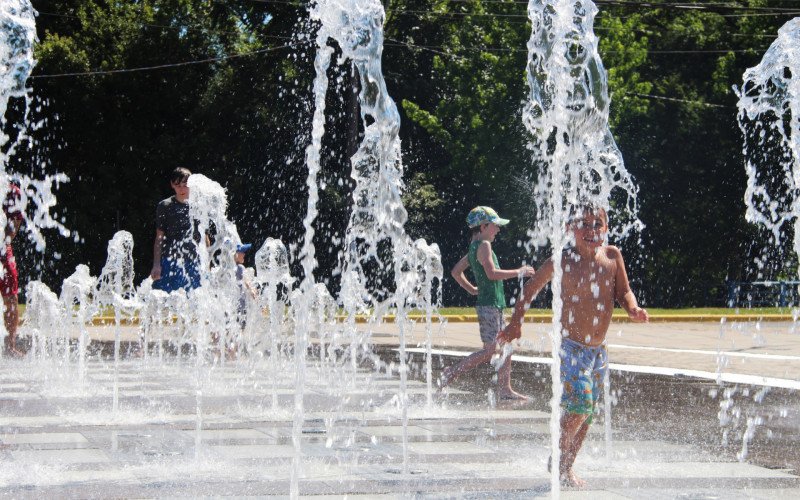 Famílias aproveitaram o chafariz do Parcão Sady Arnildo Schmidt, em Campo Bom, para se refrescar do calor