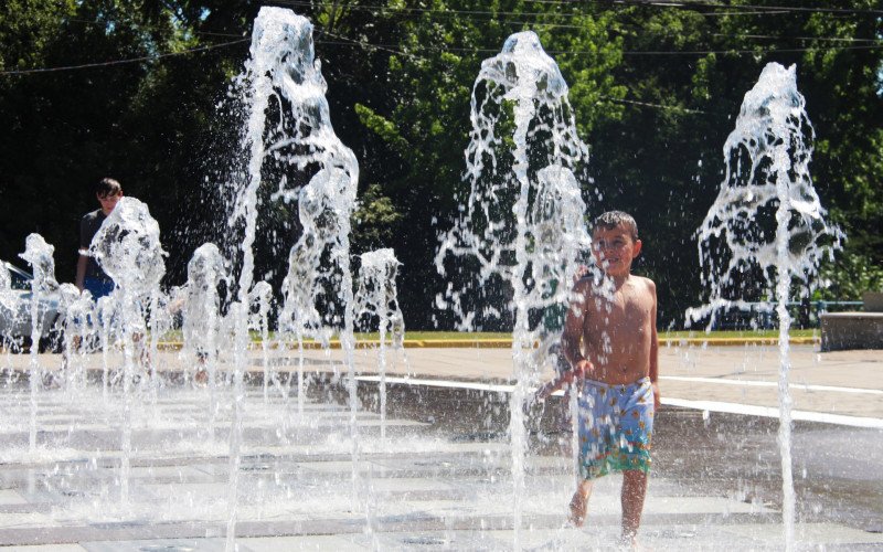 Chafariz do Parcão Sady Arnildo Schmidt, em Campo Bom, é um dos pontos escolhidos para se refrescar do calor | abc+