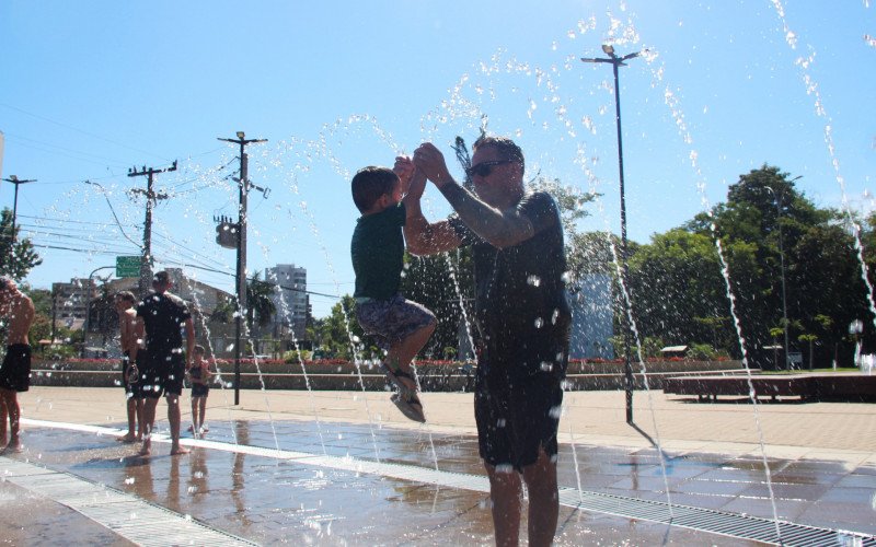 Carlos faz a felicidade do filho Gabriel em tarde de calor