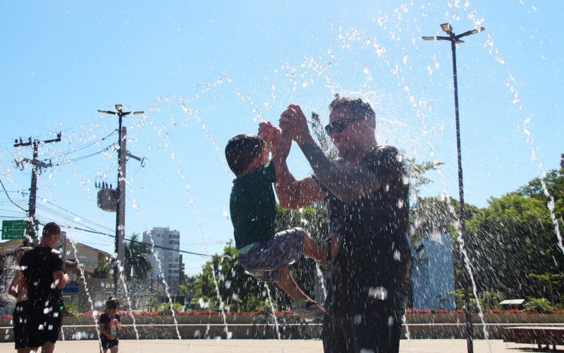 Carlos faz a felicidade do filho Gabriel em tarde de calor