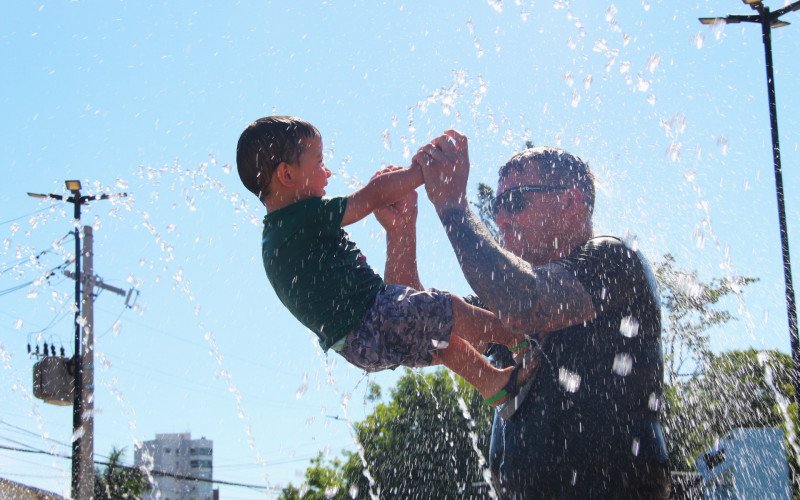Carlos faz a felicidade do filho Gabriel em tarde de calor