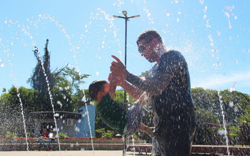 Carlos faz a felicidade do filho Gabriel em tarde de calor