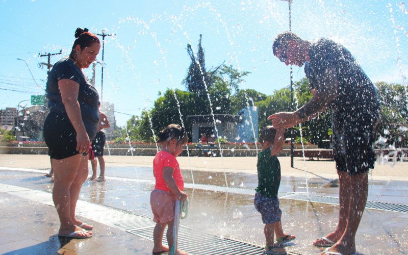 Famílias aproveitaram o chafariz do Parcão Sady Arnildo Schmidt, em Campo Bom, para se refrescar do calor