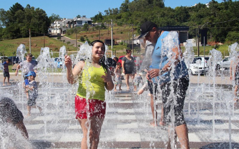 Maria Clara se refresca junto ao pai, Giovani