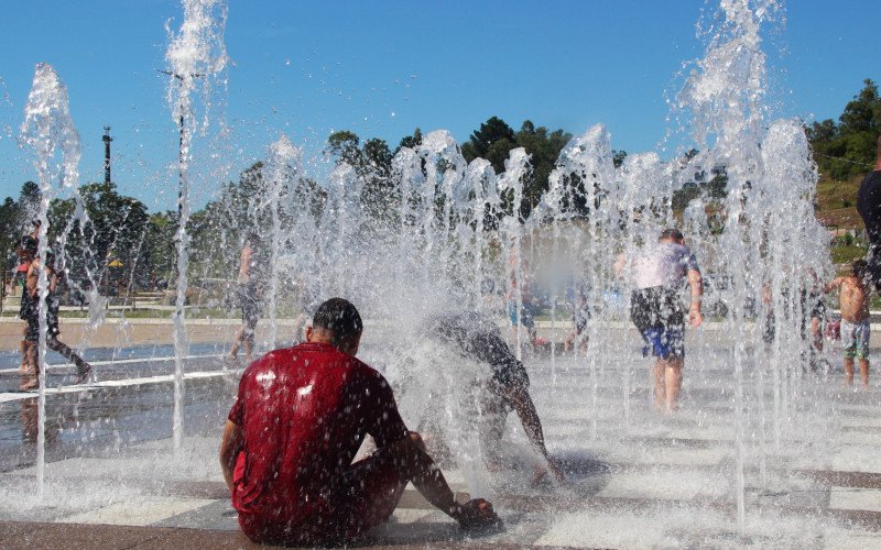 Famílias aproveitaram o chafariz do Parcão Sady Arnildo Schmidt, em Campo Bom, para se refrescar do calor