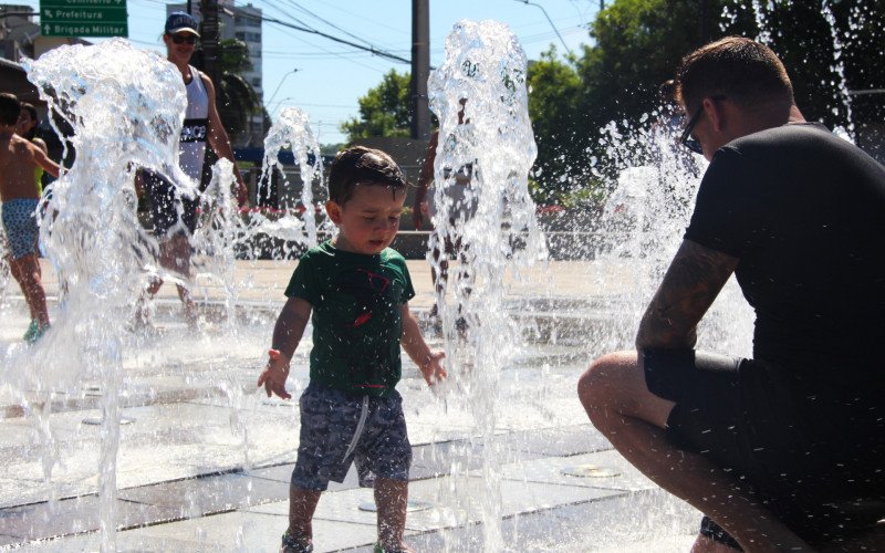 Carlos faz a felicidade do filho Gabriel em tarde de calor