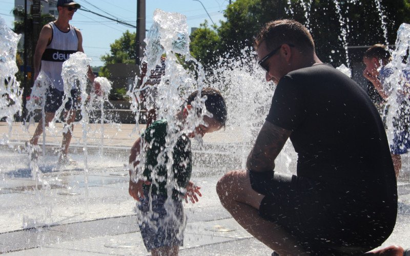 Carlos faz a felicidade do filho Gabriel em tarde de calor