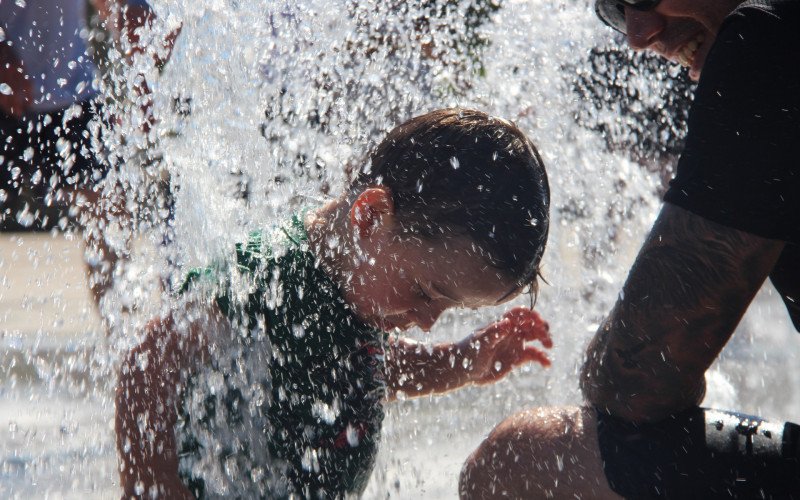Famílias aproveitaram o chafariz do Parcão Sady Arnildo Schmidt, em Campo Bom, para se refrescar do calor | abc+