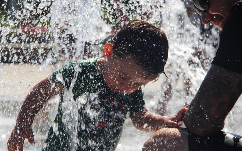 Famílias aproveitaram o chafariz do Parcão Sady Arnildo Schmidt, em Campo Bom, para se refrescar do calor