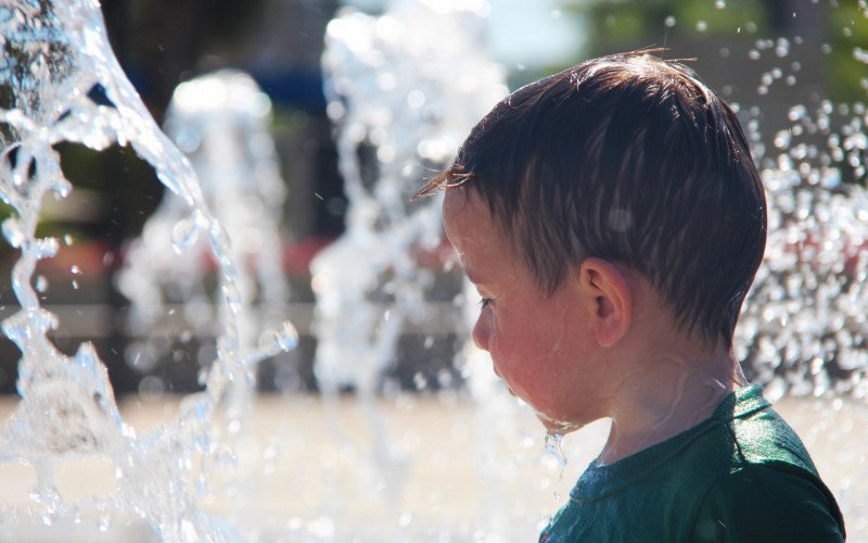 Famílias aproveitaram o chafariz do Parcão Sady Arnildo Schmidt, em Campo Bom, para se refrescar do calor