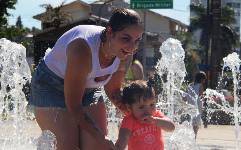 Famílias aproveitaram o chafariz do Parcão Sady Arnildo Schmidt, em Campo Bom, para se refrescar do calor
