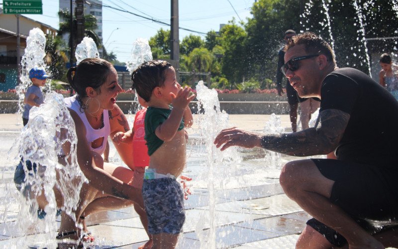 Famílias aproveitaram o chafariz do Parcão Sady Arnildo Schmidt, em Campo Bom, para se refrescar do calor