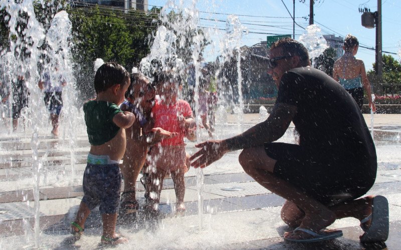 Famílias aproveitaram o chafariz do Parcão Sady Arnildo Schmidt, em Campo Bom, para se refrescar do calor