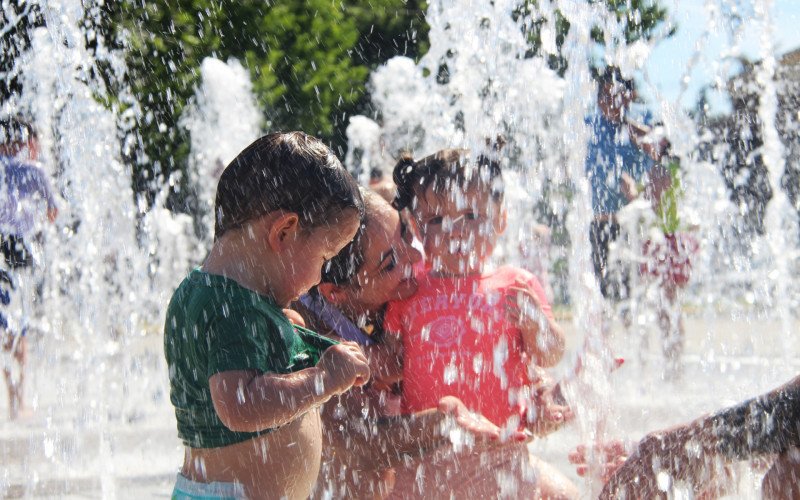 Famílias aproveitaram o chafariz do Parcão Sady Arnildo Schmidt, em Campo Bom, para se refrescar do calor