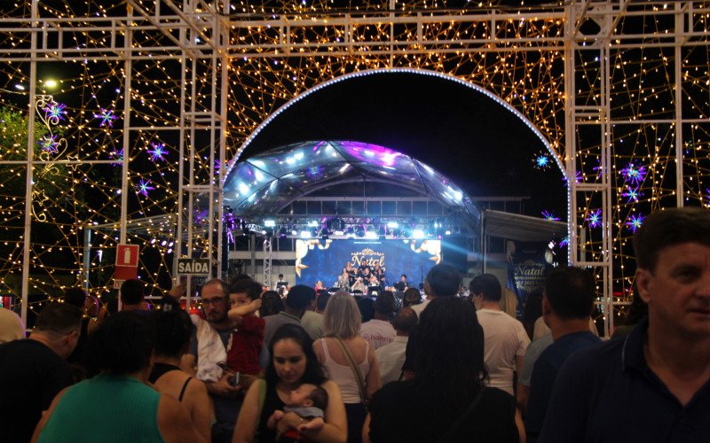 OSNH leva repertório natalino à Praça do Imigrante em noite de destaque do Natal de Novo Hamburgo
