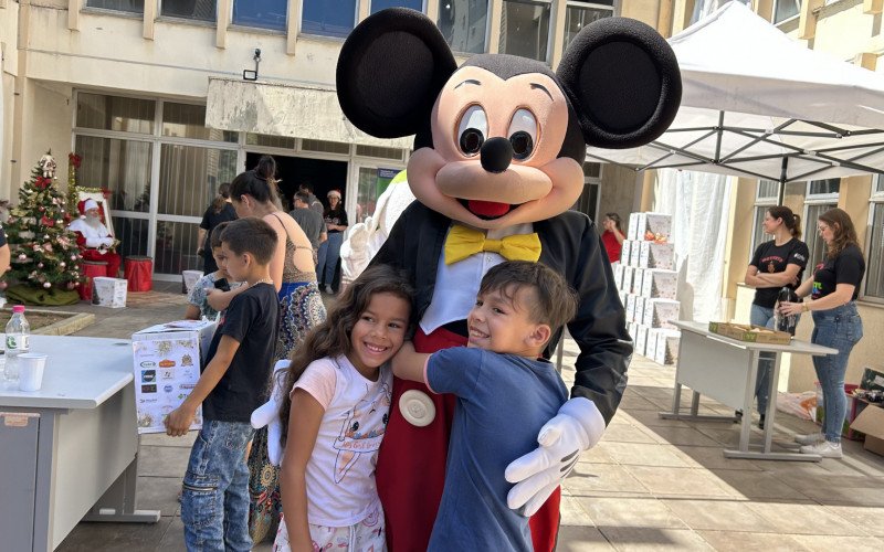 Criançada se divertiu com personagens infantis e saiu de ação social com presentes 