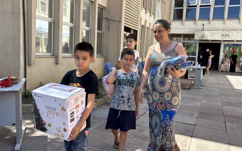 Estrelita Duarte e os filhos receberam cesta natalina e presentes durante ação do Instituto Semente do Bem