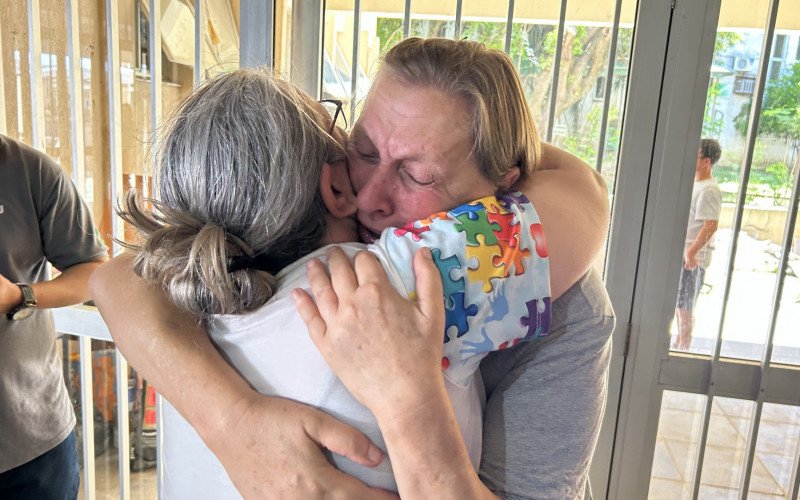 Elisa Saul, da ONG SOS do Bem, recebe o abraço emocionado de outros representantes de entidades que também irão de instalar no prédio