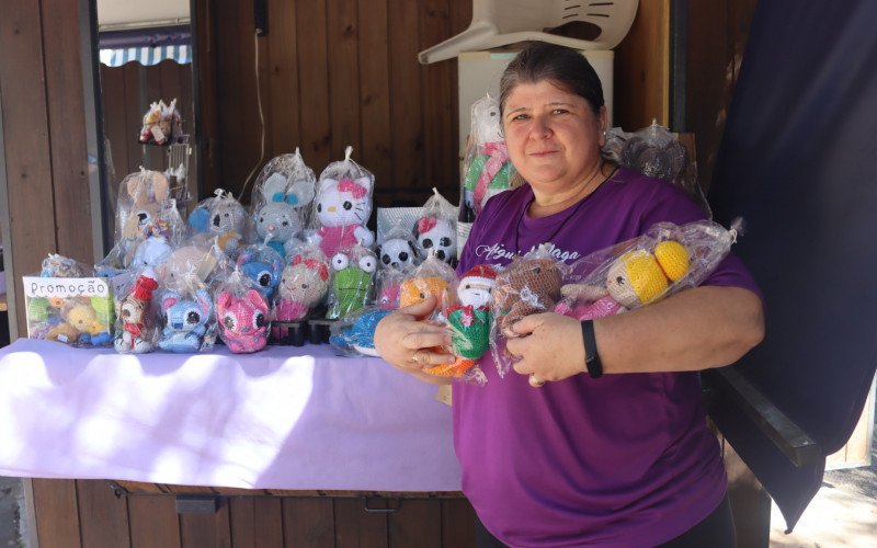Magalini vende personagens e bichos de crochê no Núcleo de Casas Enxaimel | abc+