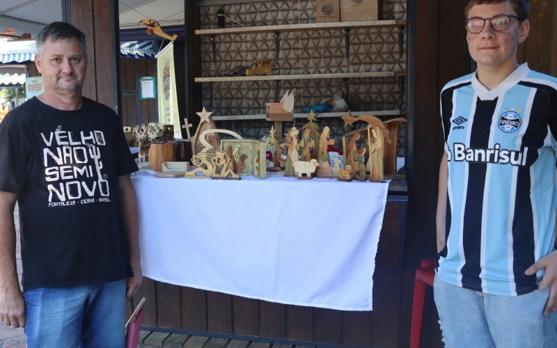 Valdecir e Pedro vendem objetos em madeira no Núcleo de Casas Enxaimel | abc+